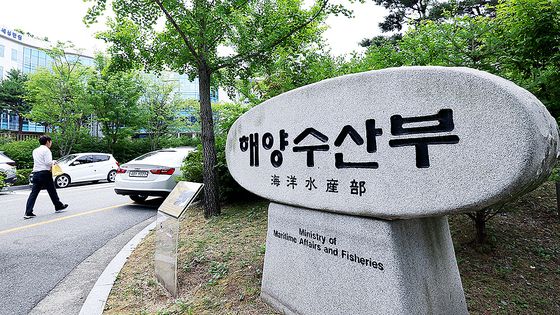 전재수 해양수산부 장관 후보자가 지난 25일 오후 서울 마포구 포스트타워마포에 있는 사무실로 출근하며 질문에 답변하고 있다. 뉴스1