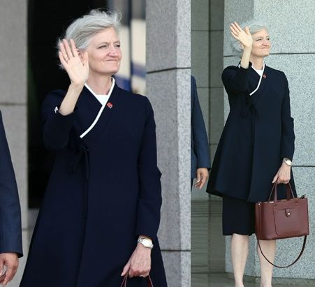 타마라 모휘니 주한 캐나다 대사가 지난 6월 16일 오후 경기 성남 서울공항에서 캐나다에서 열리는 주요7개국(G7) 정상회의 참석차 출국하는 이재명 대통령이 탑승한 1호기를 향해 손을 흔들고 있다. 연합뉴스·뉴스1