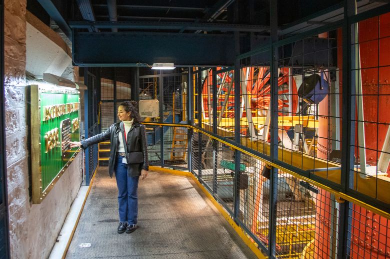 에펠탑 지하에는 엘리베이터를 작동하는 기계실이 있다. 특별 방문을 신청하면 볼 수 있다. 최승표 기자