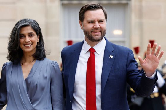 JD 밴스 미국 부통령과 부인 우샤 밴스가 지난 2월 11일(현지시간) 프랑스 파리 엘리제궁에서 열린 인공지능(AI) 행동 정상회의에 참석하기 위해 도착하고 있다. AFP=연합뉴스