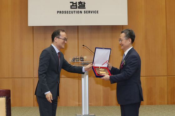 봉욱 대검찰청 차장검사 퇴임식이 2019년 6월 27일 오전 서울 서초동 대검찰청에서 열렸다. 당시 문무일 검찰총장(왼쪽)이 봉 차장검사에게 감사패를 전달하고 있다. 우상조 기자