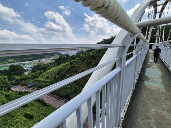 지난 25일 광주광역시 남구 제석산에서 등산하는 주민들이 구름다리를 건너고 있다. 이 구름다리에서는 2017년부터 최근까지 총 7명이 추락해 숨지는 사고가 발생했다. 황희규 기자