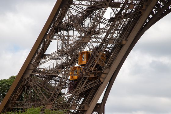 에펠탑은 엘리베이터를 타고 오를 수 있다. 정상을 가려면 2층에서 전용 승강기를 타야 한다. 최승표 기자
