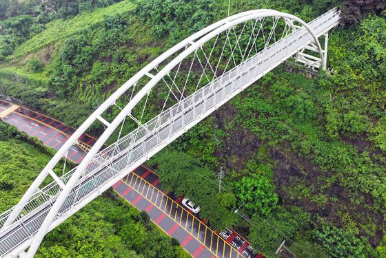광주광역시 남구 제석산 구름다리 아래로 차량이 지나가고 있다. 이 구름다리에서는 2017년부터 최근까지 총 7명이 추락해 숨졌다. 연합뉴스