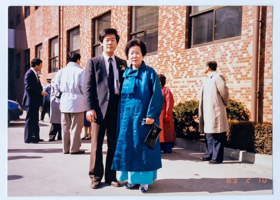 사법연수원 졸업식에서 모친과 함께한 이재명 대통령. 연합뉴스
