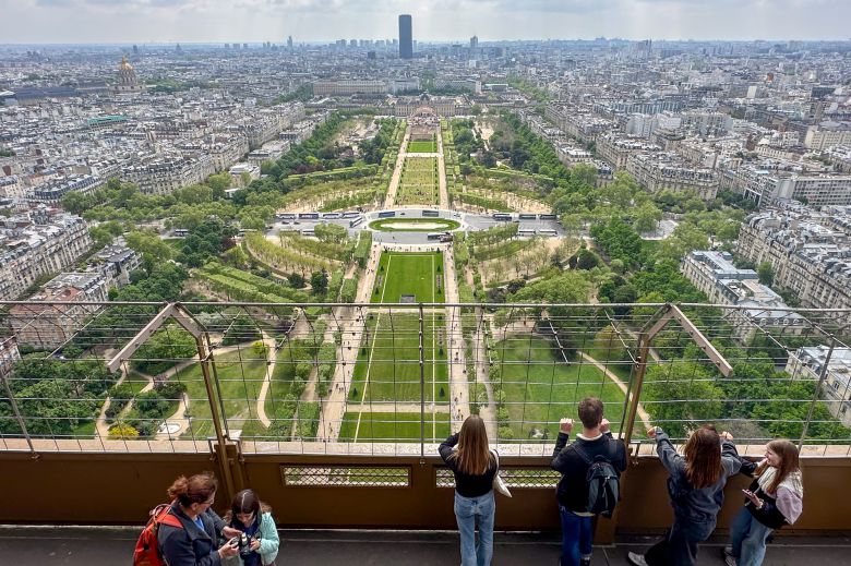 에펠탑 2층에서 내려다본 남쪽 마르스 광장. 멀리 보이는 고층 건물이 몽파르나스 타워다. 최승표 기자