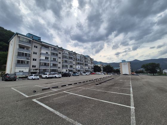 28일 오후 강원 삼척시 도계읍 도계광업소 사무동 정문 앞에서 '대체산업 쟁취 대한석탄공사 폐광 반대 공동투쟁위원회'가 천막 농성을 벌이고 있다. 박진호 기자