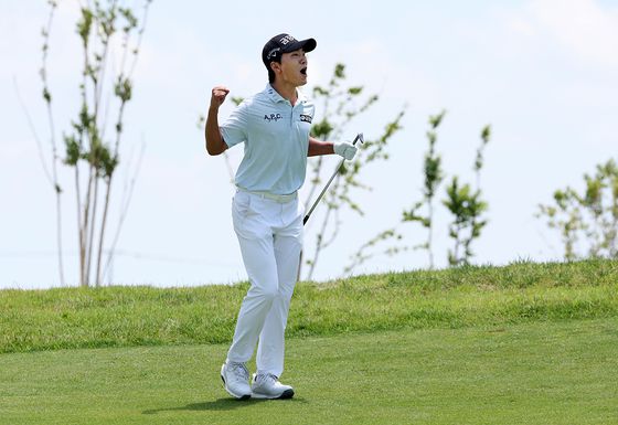 옥태훈이 29일 KPGA 투어 군산CC 오픈 최종라운드에서 2번 홀 칩인 이글을 성공시킨 뒤 기뻐하고 있다. 사진 KPGA