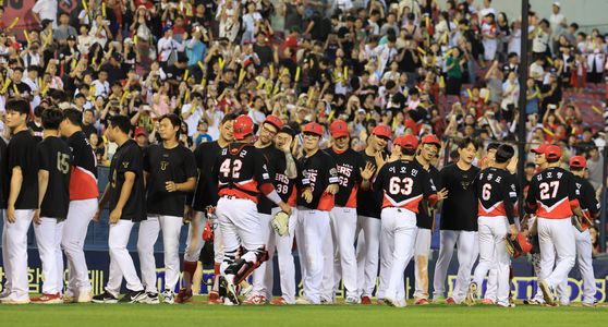 29일 LG전 승리 후 기뻐하는 KIA 선수단과 팬들. 연합뉴스