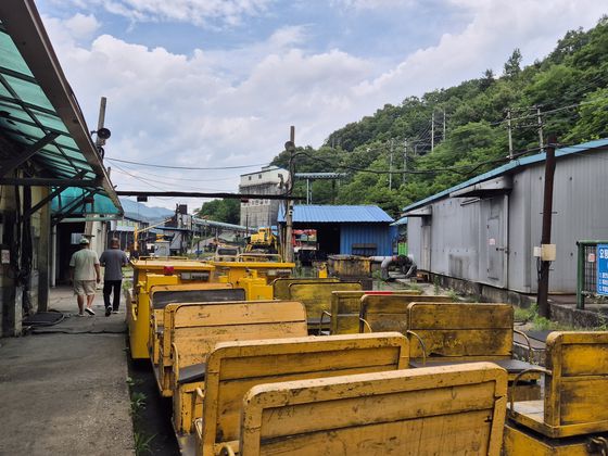 강원 삼척시 도계읍 도계광업소 동덕갱구 막장에서 근무하는 광부들 모습. 기자가 2016년 6월 광부들과 동덕갱구에 함께 들어가면서 찍은 사진. 박진호 기자