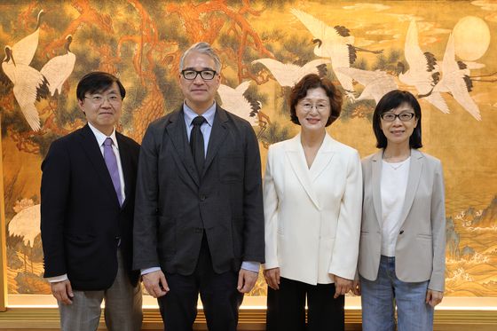 국립고궁박물관 개관 20주년을 기념하는 '동아시아 왕실 문화와 미술' 국제학술대회가 27~28일 열렸다. 이번 학술대회의 주요 발표자들이 지난 26일 박물관 간담회장에서 서로의 문제의식을 공유하는 시간을 가졌다. 왼쪽부터 이타쿠라 마사아키 일본 도쿄대 동양문화연구소 교수, 유키오 리핏 미국 하버드대 교수, 박정혜 한국학중앙연구원 교수, 위페이친 대만 국립고궁박물관 부원장. 사진 국립고궁박물관