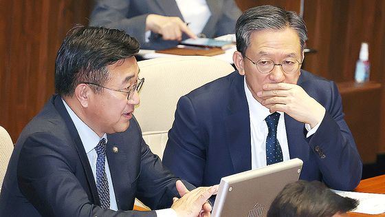 2020년 12월 8일 국회에서 열린 법제사법위원회 전체회의에서 윤호중 법사위원장(가운데)이 고위공직자범죄수사처 설치 및 운영에 관한 법률 일부개정법률안을 통과시켜려 하자 국민의힘 주호영 원내대표와 의원들이 거세게 항의하고 있다. 연합뉴스