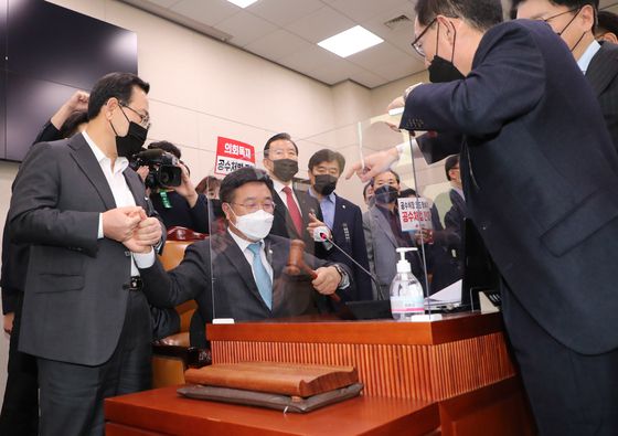 대통령실은 29일 이재명 대통령이 신임 민정수석비서관에 봉욱 김앤장 법률사무소 변호사를 임명했다고 강훈식 대통령비서실장의 브리핑을 통해 발표했다. 연합뉴스