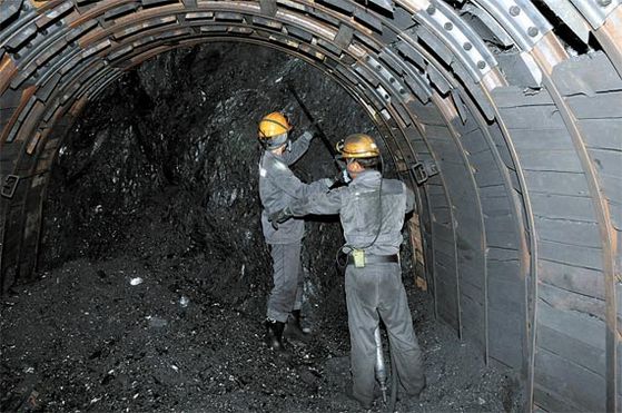 28일 오후 강원 삼척시 도계읍 협동아파트 주차장이 텅 비어있는 모습. 협동아파트는 광부들이 모여 사는 아파트다. 박진호 기자.