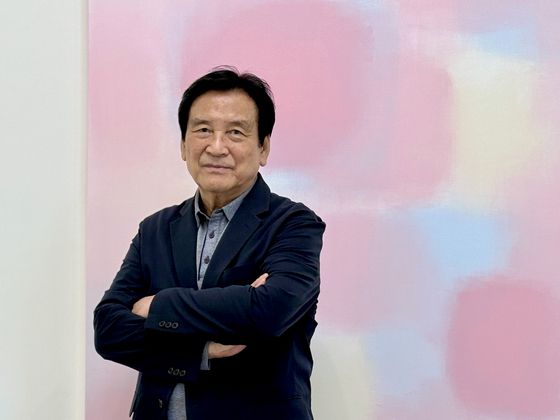 신작 '동시성' 시리즈 앞에 선 화가 서승원. 사진 PKM갤러리