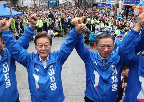 이재명(왼쪽) 대통령이 더불어민주당 대선후보였던 지난달 20일 정성호 의원과 함께 경기도 의정부를 찾아 유세활동을 펼친 모습. 김성룡 기자