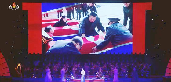 러시아에 파병된 북한군의 모습을 보며 울먹이는 김정은 북한 국무위원장. 조선중앙TV 캡처