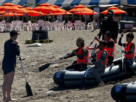 30일 오전 제주도리초등학교 학생들이 제주해경을 통해 제주바다 생존수영을 배우기에 앞서 안전 체조를 하고 있다. 최충일 기자