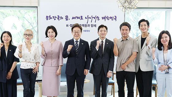 이재명 대통령과 김혜경 여사가 30일 서울 용산 대통령실 파인그라스에서 문화예술계 수상자들과 간담회를 하고 있다. 연합뉴스