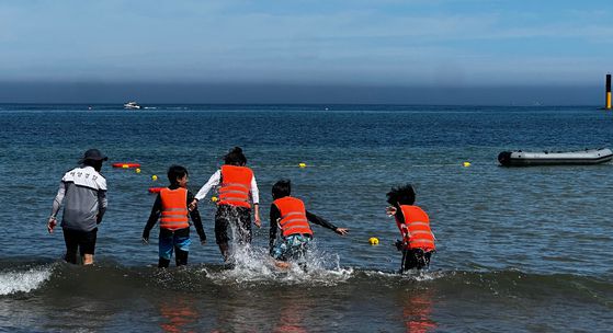 30일 오전 제주도리초등학교 학생들이 줄을 묶은 페트병을 던져 사람을 구하는 훈련을 하고있다. 최충일 기자