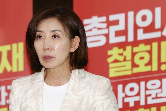 나경원 국민의힘 의원이 30일 서울 여의도 국회 로텐더홀 앞에서 김민석 국무총리 지명 철회 촉구 농성 4일차 기자회견을 하고 있다. 뉴스1