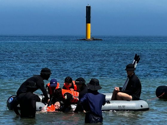 30일 오전 제주도리초등학교 학생들이 제주해경을 통해 제주바다 생존수영을 배우기 전 튜브를 던지는 방법을 배우고 있다. 최충일 기자