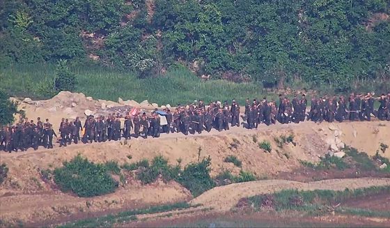 합동참모본부는 북한이 4월경부터 북방한계선 등 전선지역 수 개소에서 다수병력을 투입해 경계력 보강 일환 불모지 조성, 지뢰매설, 전술도로 보강, 대전차 방벽으로 보이는 미상 구조물 설치 등 다양한 형태의 작업을 진행 중이라고 18일 밝혔다. 사진은 대규모 북한군이 전선지역에 투입된 모습 . 뉴스1