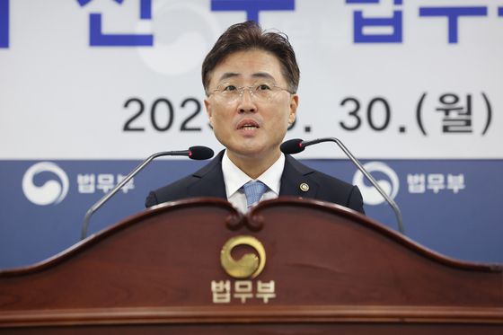 이진수 신임 법무부 차관이 30일 정부과천청사 법무부 대회의실에서 열린 취임식에서 취임사를 하고 있다. 연합뉴스