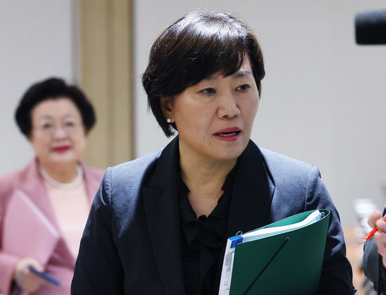 송미령 농림축산식품부 장관이 24일 서울 용산 대통령실 청사에서 열린 국무회의에 참석하고 있다. 이재명 대통령은 각 부처 장관 후보자를 지명하면서 윤석열 정부 인사 가운데 유일하게 송 장관을 유임했다. 대통령실사진기자단