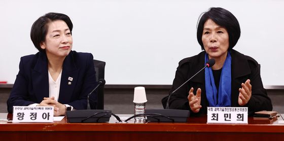 최민희 과학기술정보방송통신위원장이 4월 9일 오후 서울 여의도 국회 의원회관에서 열린 더불어민주당 과학기술혁신특별위원회 라운드테이블 및 자문단 간담회에서 인사말을 하고 있다. 왼쪽은 황정아 특위 위원장. 뉴스1