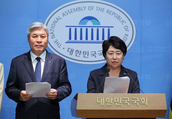 조국혁신당 김선민 당대표 권한대행과 서왕진 원내대표. 연합뉴스