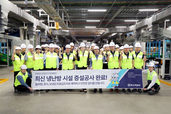 조현민 한진 사장과 노석삼 대표이사(사장)가 대전메가허브에 냉·난방 설비 증설 사항을 점검했다. 사진 한진