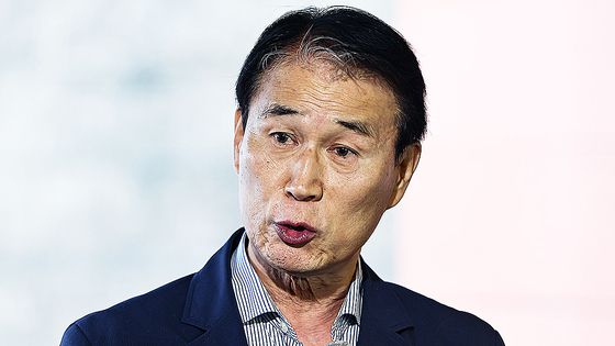 권오을 국가보훈부 장관 후보자가 서울 중구 서울스퀘어에 마련된 인사청문회 사무실로 출근하며 취재진 질문에 답하고 있다. 뉴스1