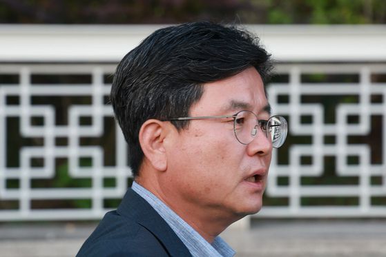 30일 내란 특검팀 소환 조사를 받은 강의구 전 대통령실 부속실장이 서울고검 청사를 나서고 있다.   연합뉴스