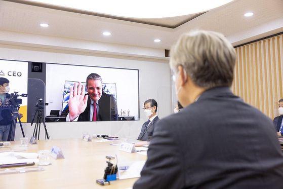 지난 2021년 4월, 이재명 당시 경기도지사(오른쪽)가 경기도청 상황실에서 카이 베크만 머크 일렉트로닉스 대표와 화상 투자회의를 진행하며 인사를 나누고 있다. [사진 경기도]