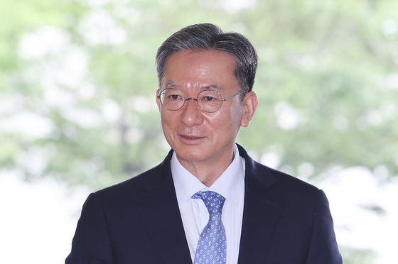 더불어민주당 장경태(왼쪽부터)?김용민?민형배?강준현?김문수 의원이 11일 서울 여의도 국회 소통관에서 검찰청법 폐지법안, 공소청 신설법안 등 검찰개혁을 위해 발의한 법안들에 대해 설명하고 있다. 연합뉴스