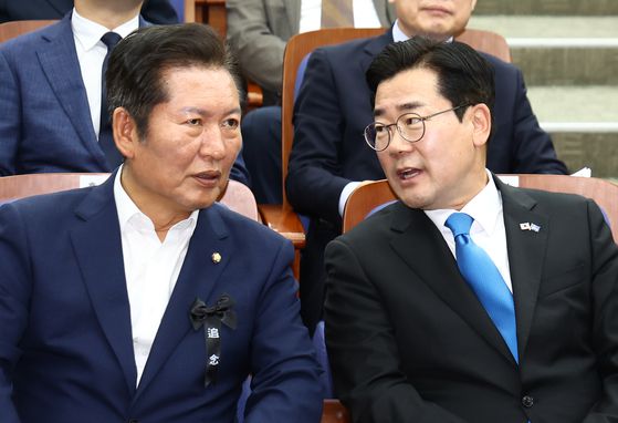 조승래 국정기획위원회 대변인은 검찰의 업무보고 전 정부조직개편 초안을 위원장에게 보고한 것에 대해 "검찰의 허락을 받고 (검찰개혁을) 공약한 건 아니다"라고 말했다. 연합뉴스