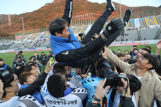 인천 유나이티드를 이끌었던 유상철(가운데) 감독. [연합뉴스]