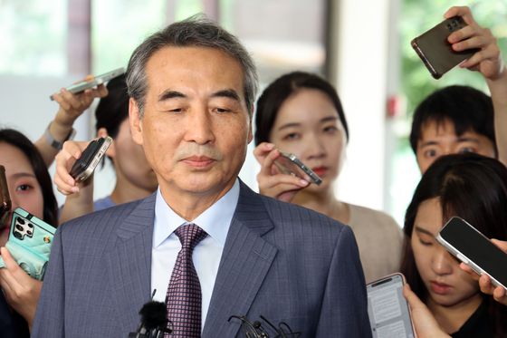 김건희 여사 의혹 관련 사건 수사를 맡은 민중기 특별검사가 1일 오전 서울 서초구 사무실로 출근하고 있다. 뉴스1