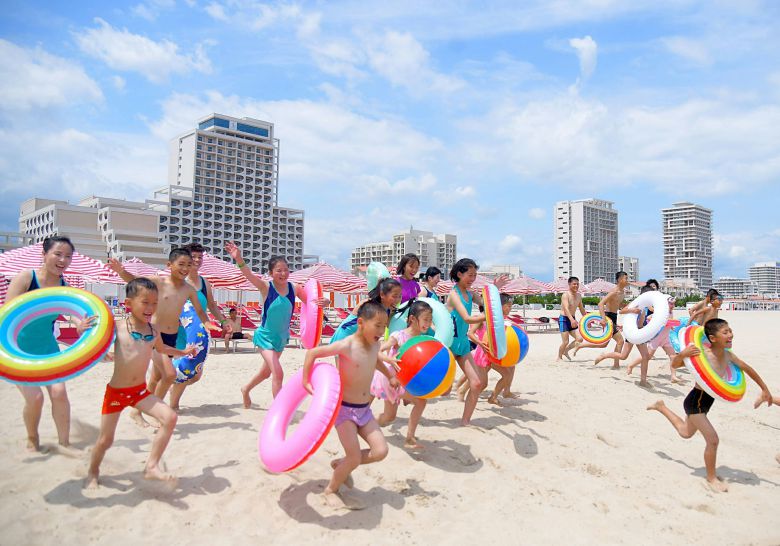 북한 노동당 기관지 노동신문은 2일 북한 원산갈마해안관광지구 개장 소식을 알리며 “명사십리야외물놀이장이 손님들의 인기를 모으며 흥성이였다”고 전했다. 노동신문=뉴스1