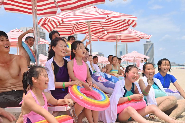 북한 노동당 기관지 노동신문은 2일 북한 원산갈마해안관광지구 개장 소식을 알리며 “백사장에 웃음과 낭만의 장관이 펼쳐졌다”고 전했다. 노동신문=뉴스1