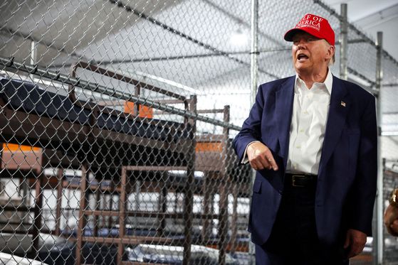 미 국토안보부는 지난달 29일 소셜미디어(SNS) 공식 계정에 수용소 밖에서 일렬로 줄지어 서있는 악어 무리들이 ‘ICE(이민세관단속국)’ 모자를 쓰고 있는 사진을 올렸다. X계정