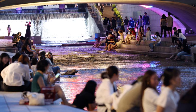 서울에 올해 처음으로 열대야가 기록된 지난달 30일 서울 청계천에서 시민들과 외국인 관광객들이 더위를 식히고 있다. 뉴스1