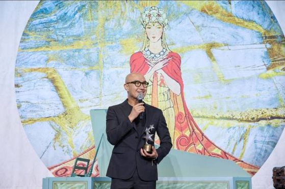 지난 5월 열린 프라이드 갈라에서 성소수자의 권익을 위해 활약한 공로로 '프라이드 어워드'를 받는 홍석천 씨. 사진 신나는세상 김조광수 대표 제공