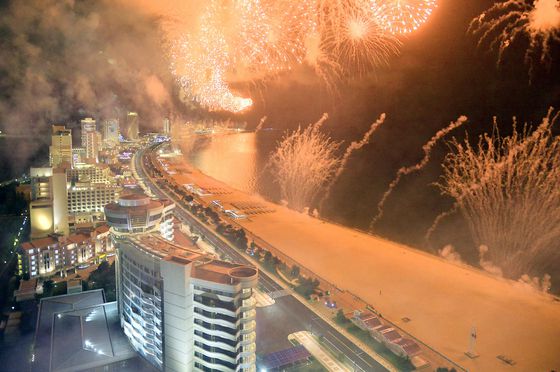 북한 노동당 기관지 노동신문은 지난달 26일 “세계를 앞서나가려는 우리 인민의 애국적 열정을 배가해주는 긍지스럽고 고무적인 창조물인 원산갈마해안관광지구 준공식이 6월 24일에 성대히 진행됐다”고 보도했다. 행사에는 이설주 여사와 딸 주애가 동행했다. 노동신문=뉴스1