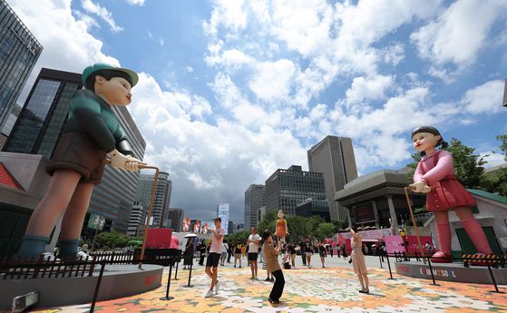 1일 오후 서울 종로구 광화문광장에 마련된 넷플릭스 시리즈 오징어게임 시즌3 팝업을 찾은 시민들이 드라마 조형물을 관람하고 있다. 뉴스1