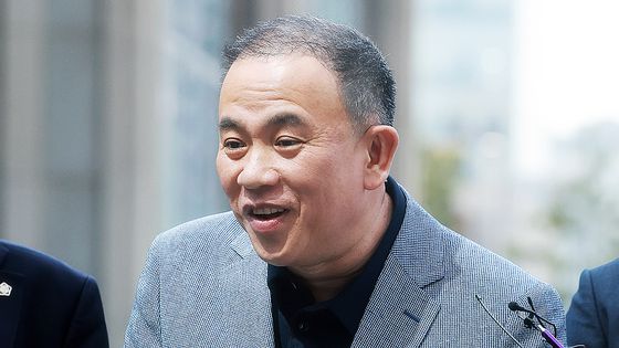 윤석열 전 대통령 부부 공천 개입 의혹의 핵심 인물인 명태균 씨가 지난 4월 검찰 조사를 받기 위해 서울 서초구 서울고검 청사로 출석하며 취재진의 질문에 미소를 지으며 답하고 있다. 뉴스1