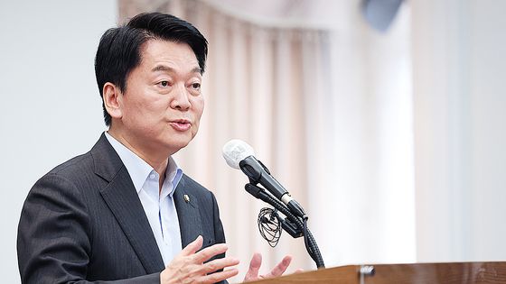 송언석 국민의힘 비상대책위원장 겸 원내대표가 2일 국회에서 혁신위원장으로 내정된 안철수 의원과 회동하고 있다. 임현동 기자
