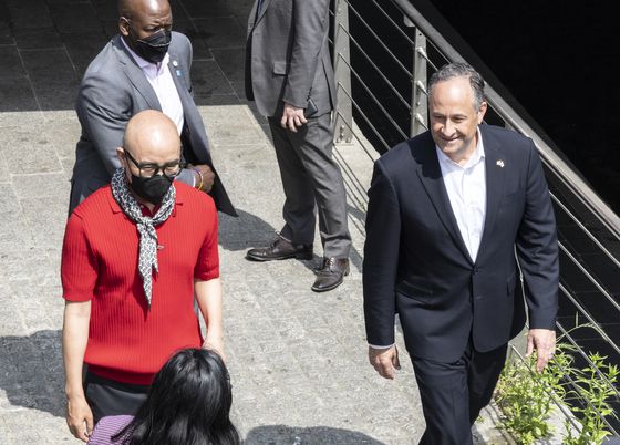 미국의 첫 세컨드 젠틀맨(여성 부통령의 배우자)인 더글러스 엠호프(오른쪽)과 청계천을 걷는 홍석천 씨. 2022년 사진이다. [중앙포토]