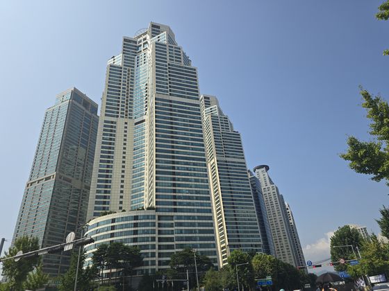 아카데미스위트 인근에 있는 타워팰리스. 삼성그룹은 이곳에 111층짜리 건물이 들어서는 전자복합단지를 조성하려 했다. 함종선 기자